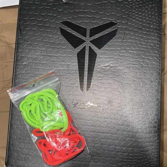 Zoom Kobe 6 Protro ‘ Reverse Grinch’ size 9 - Picture 8 of 8